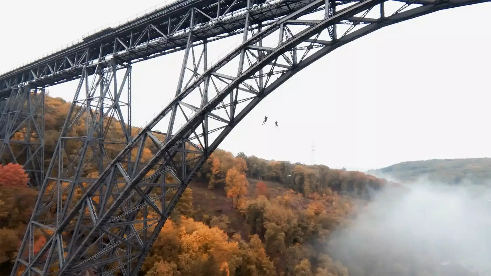 Aussicht genießen beim Brückensteig Personen während des Brückensteigs